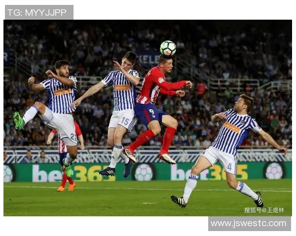 意甲焦点战费拉拉主场迎战都灵球队全力争胜展现实力